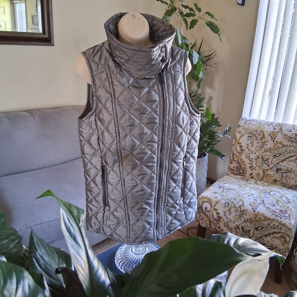 Andrew Marc Women's Quilted Silver Vest - Picture 1 of 6
